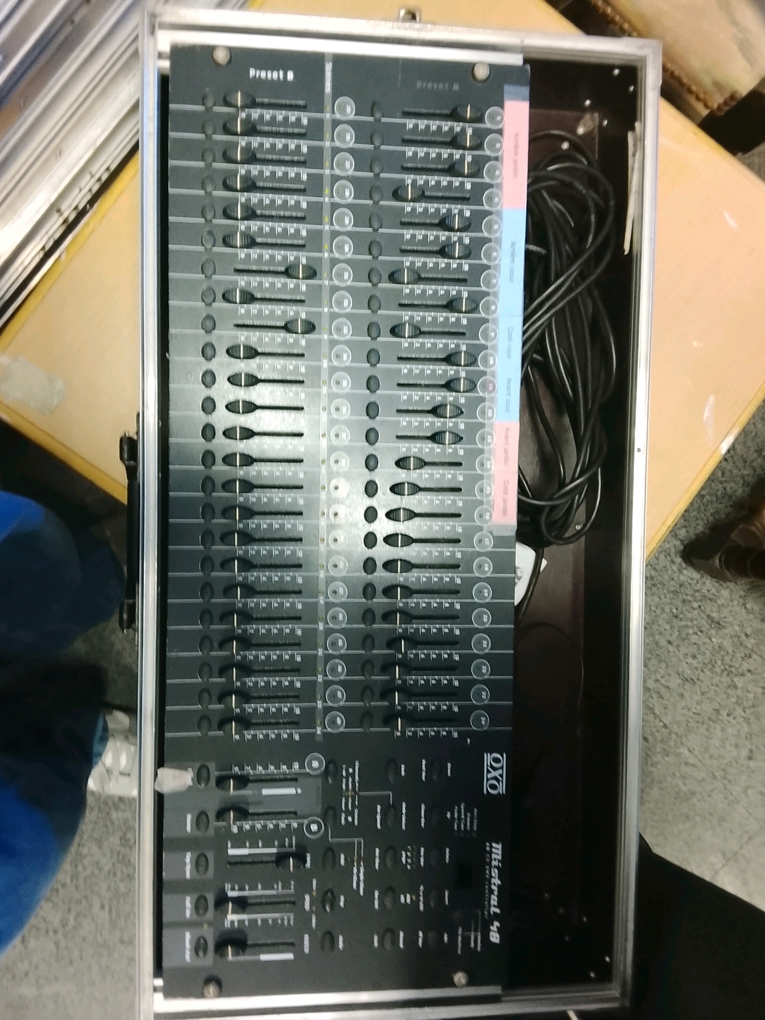 La console avec le couvercle de la flight case retiré